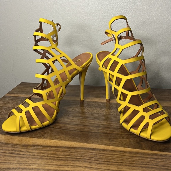 HOT MUSTARD colored strapped heels - Picture 2 of 4